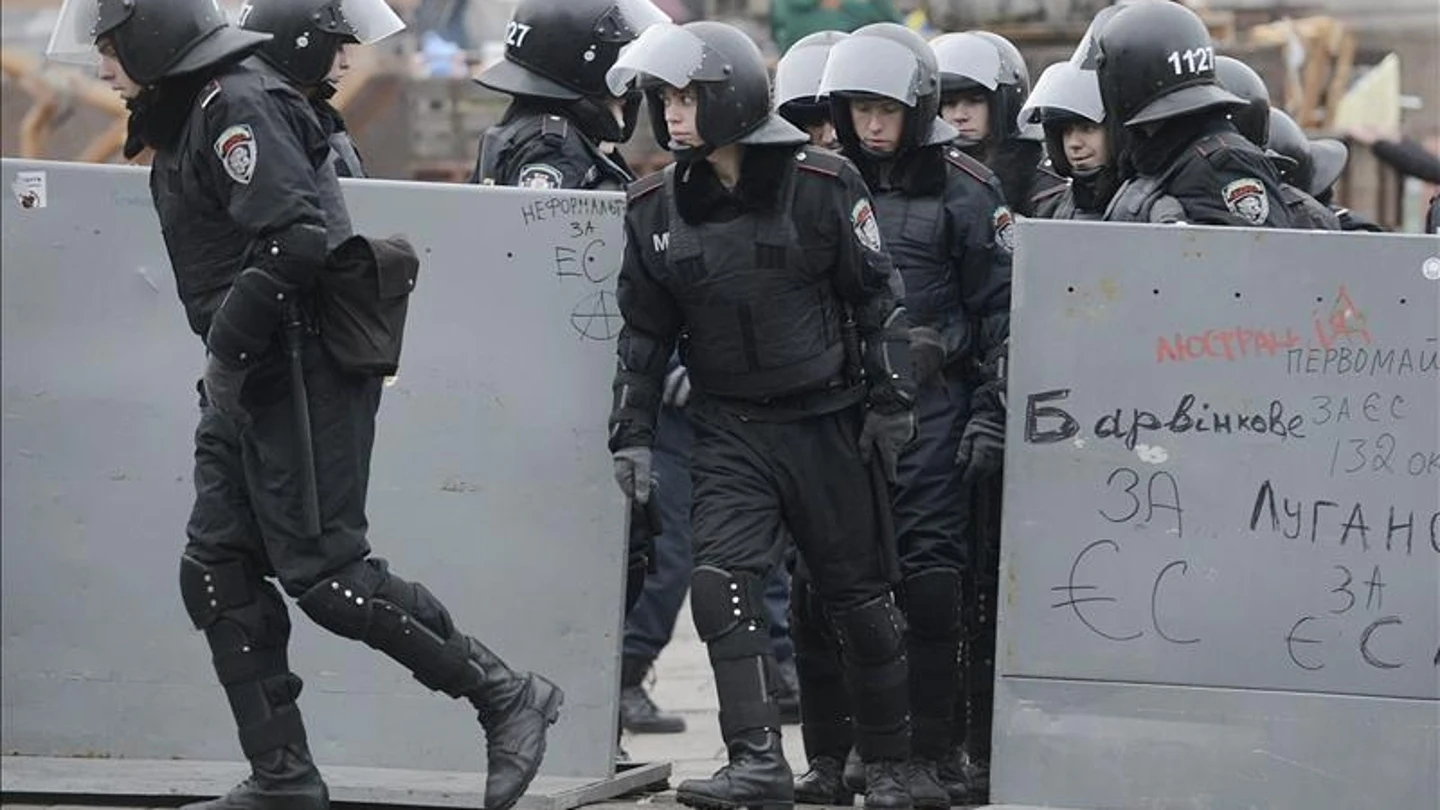 La policía antidisturbios ucraniana se posiciona en la Plaza de la Independencia La policía antidisturbios ucraniana se posiciona en la Plaza de la Independencia