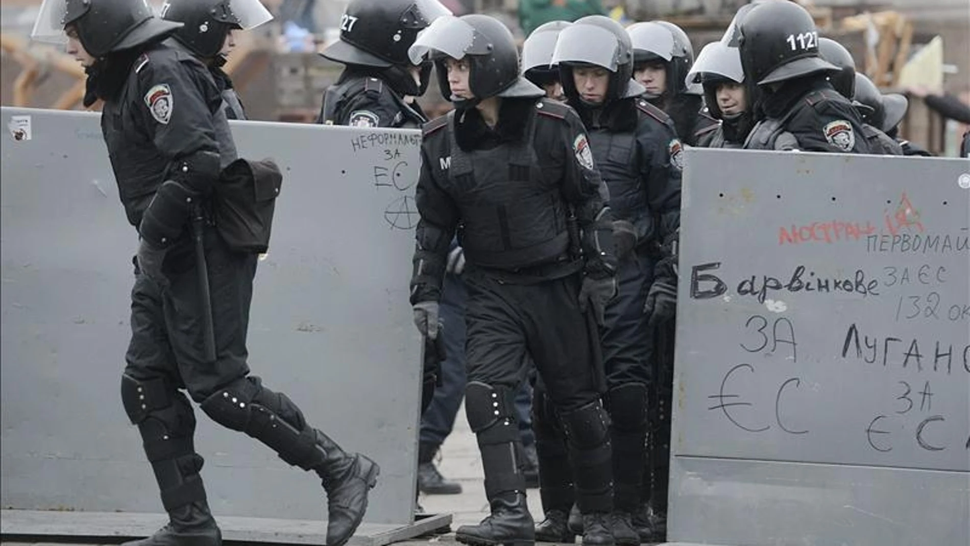 La policía antidisturbios ucraniana se posiciona en la Plaza de la Independencia