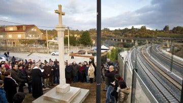 El barrio de Angrois inaugura un cruceiro en honor a las víctimas del Alvia
