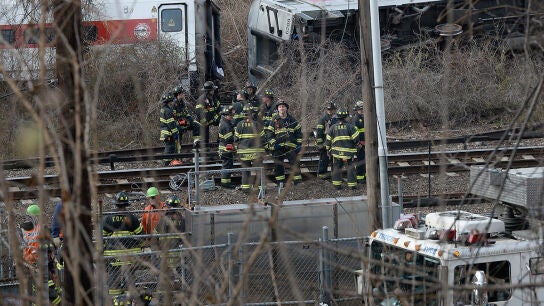 Al menos cuatro muertos y 40 heridos en el descarrilamiento de un tren en Nueva York