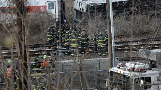 Al menos cuatro muertos y 40 heridos en el descarrilamiento de un tren en Nueva York Al menos cuatro muertos y 40 heridos en el descarrilamiento de un tren en Nueva York