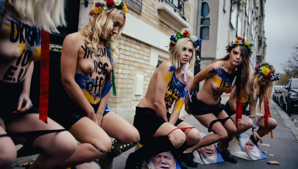 Las activistas de FEMEN, en plena protesta contra Yanukovich