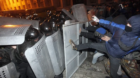 Miles de manifestantes toman Kiev para exigir la dimisión del presidente Miles de manifestantes toman Kiev para exigir la dimisión del presidente