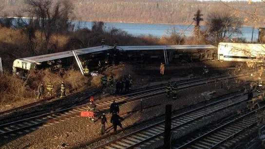 Al menos cuatro muertos y 40 heridos en el descarrilamiento de un tren en Nueva York Al menos cuatro muertos y 40 heridos en el descarrilamiento de un tren en Nueva York