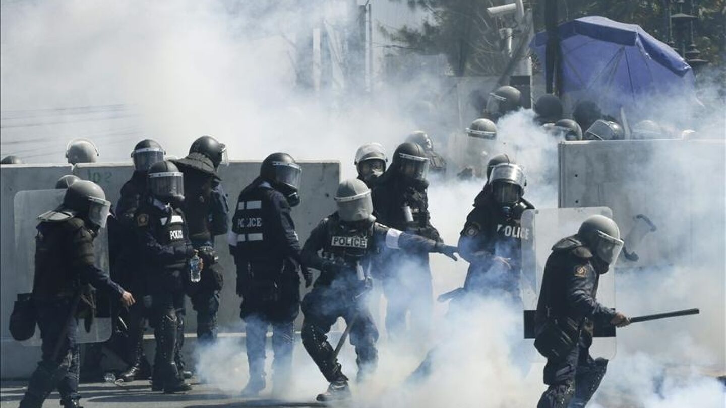 Las fuerzas de seguridad tailandesas usando gases lacrim&oacute;genos y ca&ntilde;ones de agua