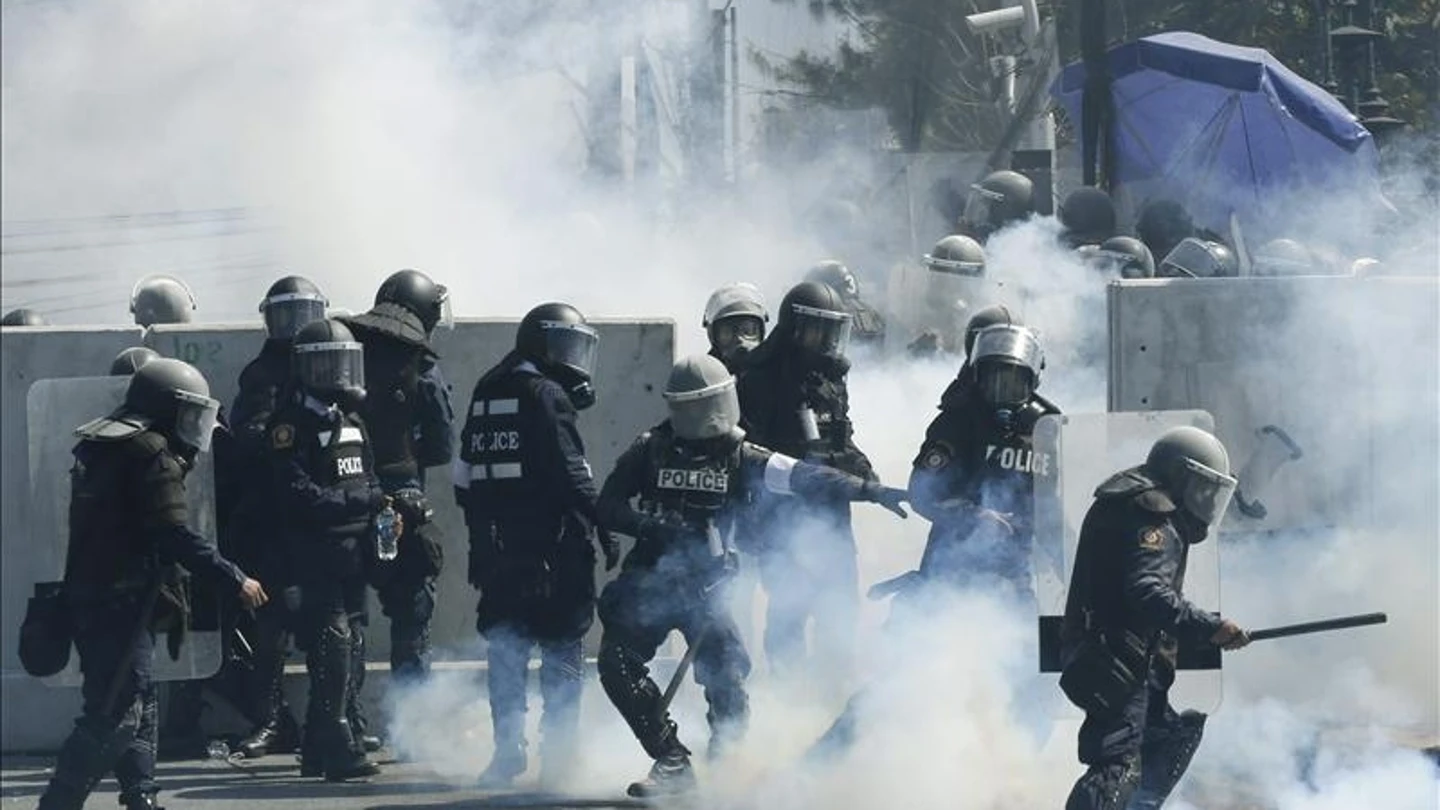 Las fuerzas de seguridad tailandesas usando gases lacrimógenos y cañones de agua Las fuerzas de seguridad tailandesas usando gases lacrimógenos y cañones de agua