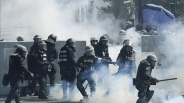 Las fuerzas de seguridad tailandesas usando gases lacrimógenos y cañones de agua