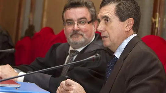 Matas admite que pidió trabajo para su mujer y negoció su sueldo Matas admite que pidió trabajo para su mujer y negoció su sueldo