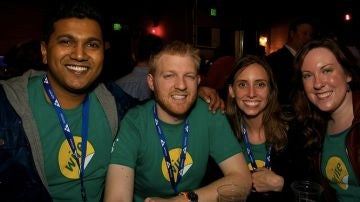 Piragash Velummylum (CEO), Jordan Timmermann (CTO) y otras dos miembros del equipo de Wire Labs en la fiesta del TechStars de Seattle