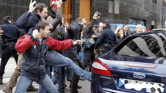 Trabajadores de RTVV golpean el coche oficial de Fabra Trabajadores de RTVV golpean el coche oficial de Fabra
