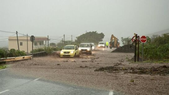 Varios veh&iacute;culos circulan por una carretera de La Frontera,