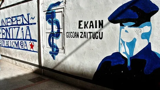 Mural que representa a un encapuchado junto al anagrama de ETA Mural que representa a un encapuchado junto al anagrama de ETA