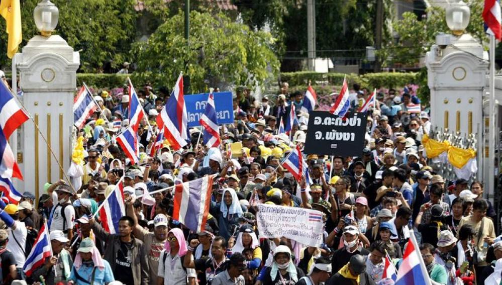 Manifestantes a las puertas de la Casa del Gobierno en Bangkok