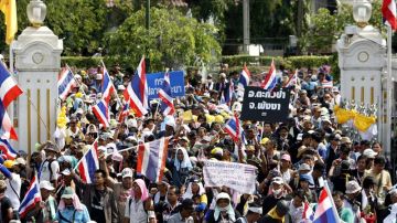 Manifestantes a las puertas de la Casa del Gobierno en Bangkok