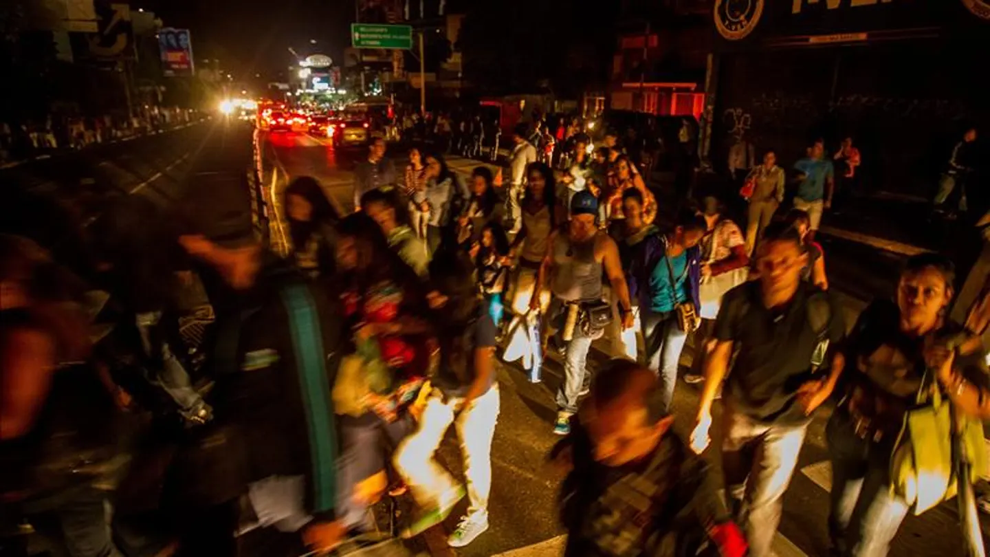 Varios ciudadanos de Caracas durante el apagón Varios ciudadanos de Caracas durante el apagón
