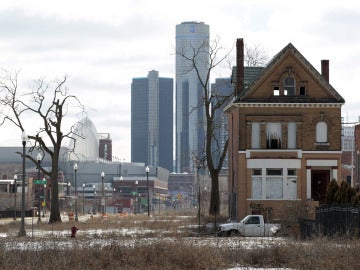 Casa abandonada con el edificio de General Motors de fondo, en Detroit, Michigan Casa abandonada con el edificio de General Motors de fondo, en Detroit, Michigan