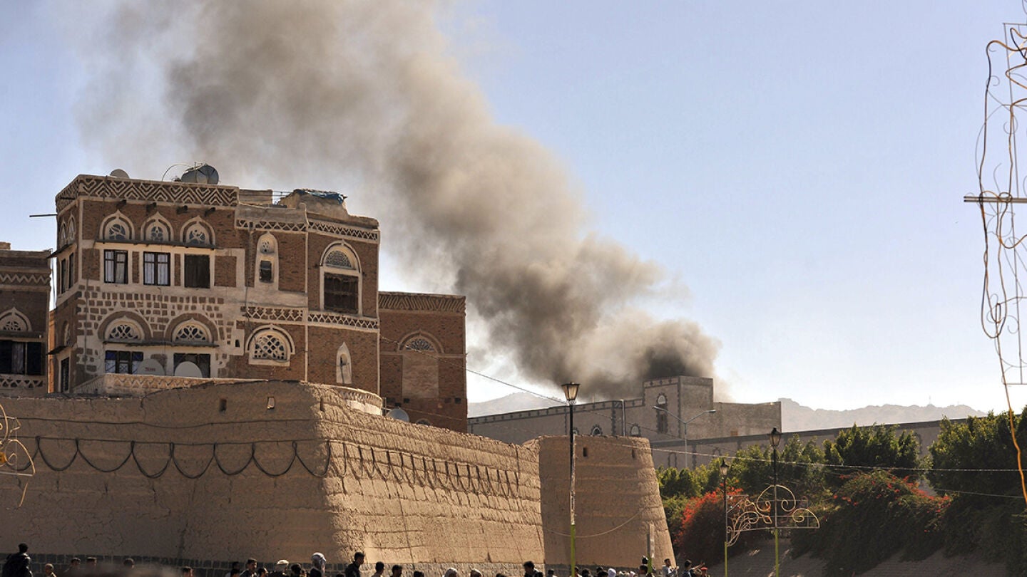  Al menos 20 muertos y 30 heridos en atentado en Ministerio de Defensa yemen&iacute;