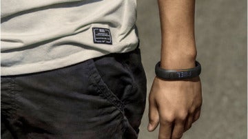 Esta pulsera mide lo que caminas y las calorías que quemas
