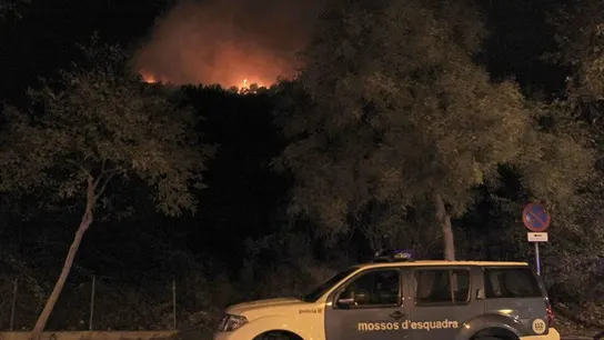 Vista de las llamas provocadas por el incendio forestal en Barcelona Vista de las llamas provocadas por el incendio forestal en Barcelona