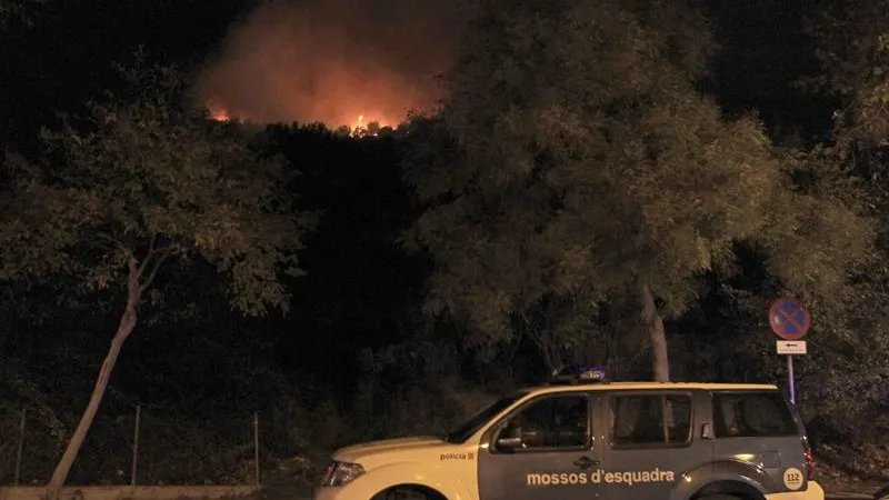 Vista de las llamas provocadas por el incendio forestal en Barcelona