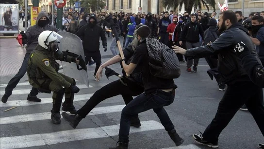 Estudiantes de instituto se enfrentan a la policía durante la manifestación. Estudiantes de instituto se enfrentan a la policía durante la manifestación.