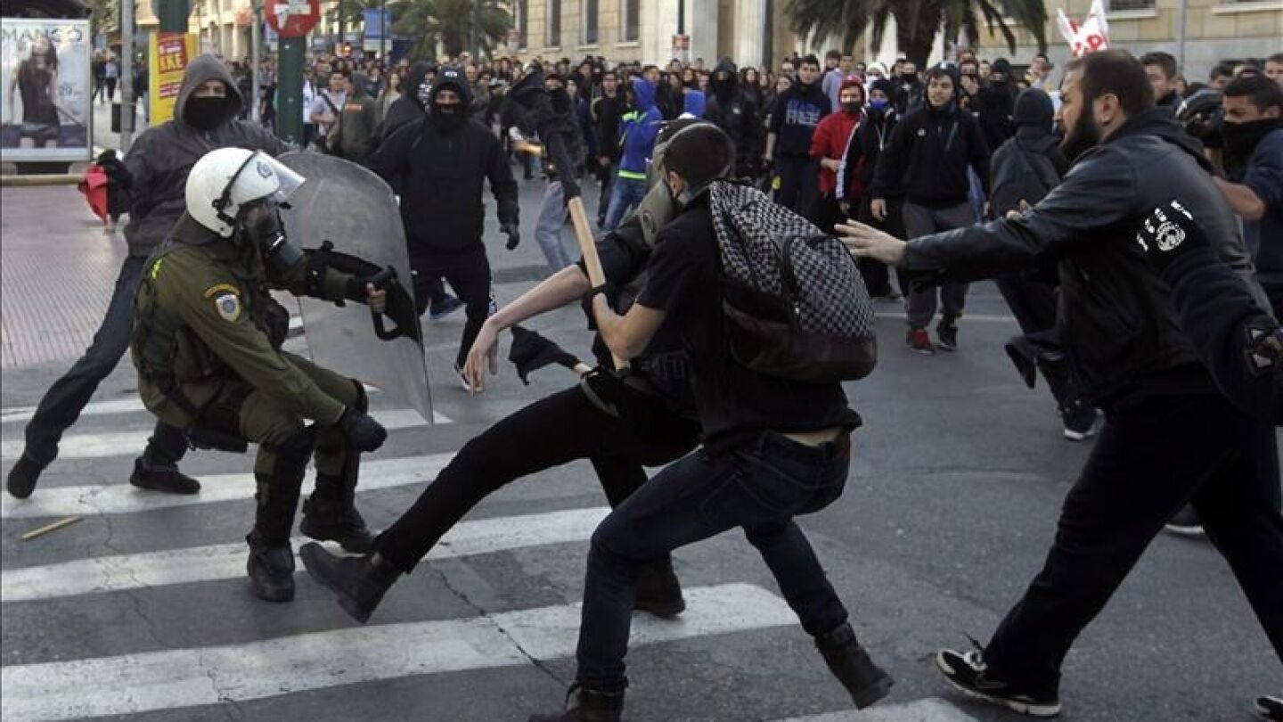 Estudiantes de instituto se enfrentan a la polic&iacute;a durante la manifestaci&oacute;n.