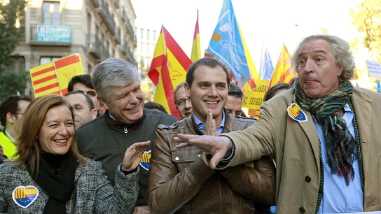 Miles de ciudadanos se manifiestan en Barcelona en defensa de la Constitución Miles de ciudadanos se manifiestan en Barcelona en defensa de la Constitución