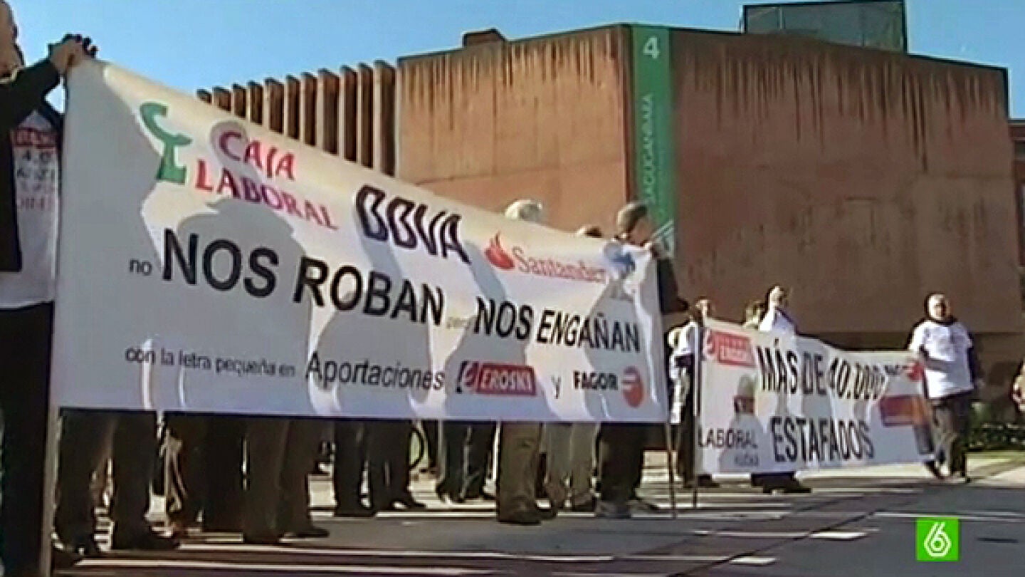 Decenas de afectados por las preferentes de Eroski y Fagor salen a la calle