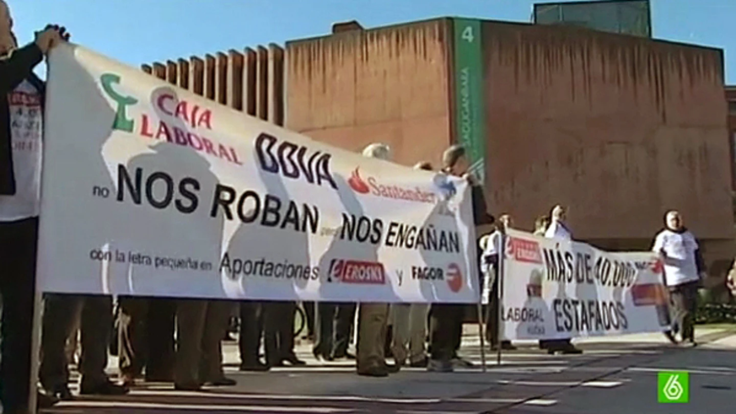 Decenas de afectados por las preferentes de Eroski y Fagor salen a la calle Decenas de afectados por las preferentes de Eroski y Fagor salen a la calle