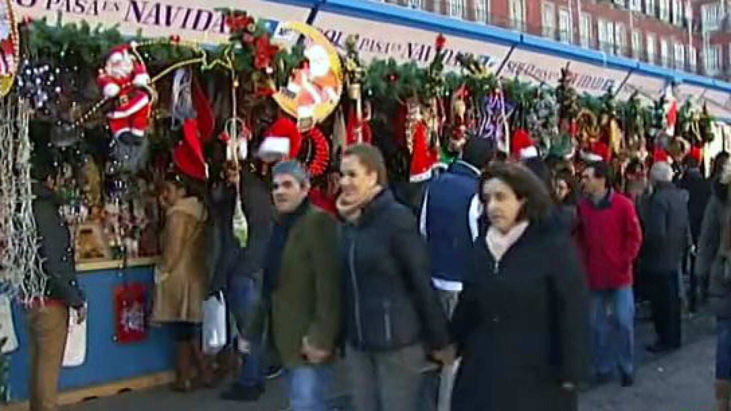 Los mercadillos navide&ntilde;os inundan las calles de gente en v&iacute;speras de la Navidad