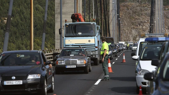 Doce muertos en accidentes de tráfico en el puente de la Constitución Doce muertos en accidentes de tráfico en el puente de la Constitución