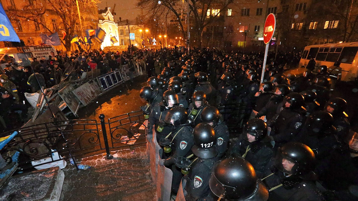 El fr&iacute;o no impide a los manifestantes levantar barricadas y preparar nuevos piquetes en el centro de Kiev 