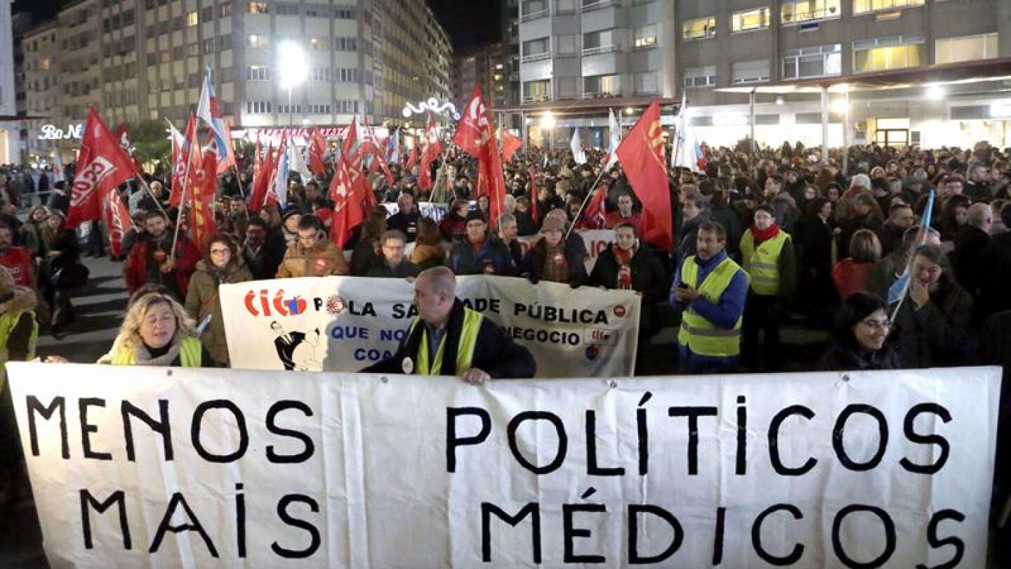 Miles de personas se manifiestan contra los recortes en la sanidad gallega