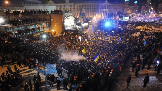 La policía y los manifestantes se enfrentan en la Plaza de la Independencia La policía y los manifestantes se enfrentan en la Plaza de la Independencia