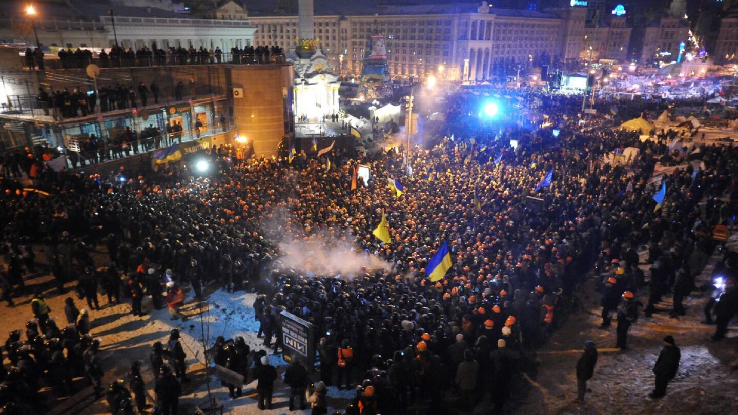 La polic&iacute;a y los manifestantes se enfrentan en la Plaza de la Independencia