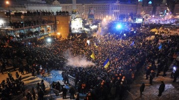 La policía y los manifestantes se enfrentan en la Plaza de la Independencia