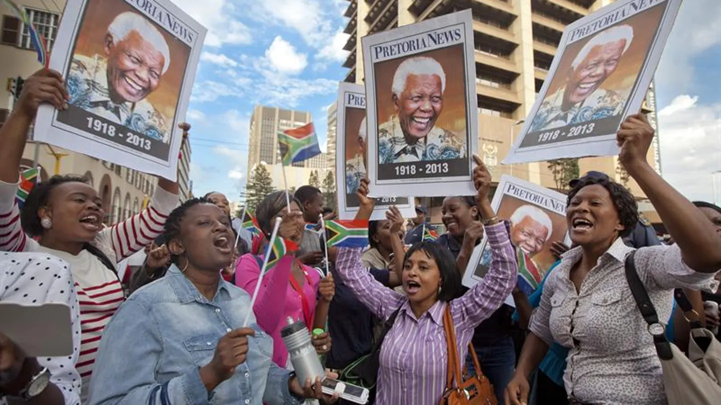 Una multitud de ciudadanos canta y baila a Nelson Mandela Una multitud de ciudadanos canta y baila a Nelson Mandela