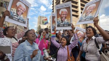 Una multitud de ciudadanos canta y baila a Nelson Mandela