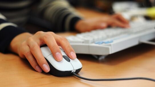 Una persona usa un ordenador