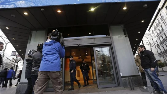 La Policía sale de la sede del PP en Génova. La Policía sale de la sede del PP en Génova.