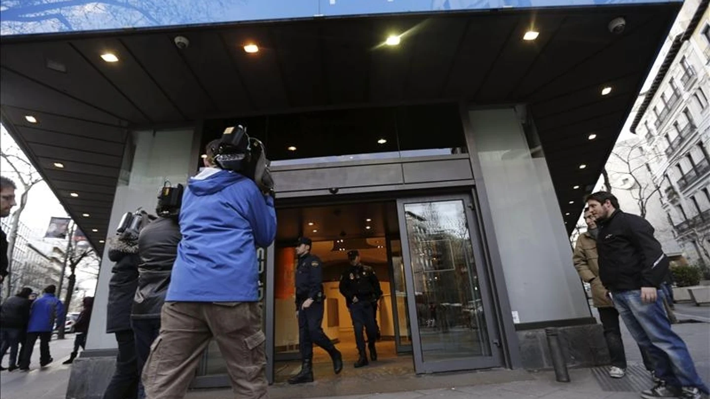 La Policía sale de la sede del PP en Génova. La Policía sale de la sede del PP en Génova.