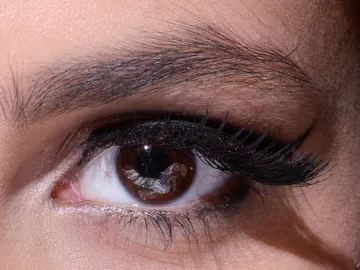 El sencillo truco para evitar pegotes al pintarse las pestañas El sencillo truco para evitar pegotes al pintarse las pestañas