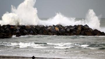 Imagen de una playa española durante el temporal