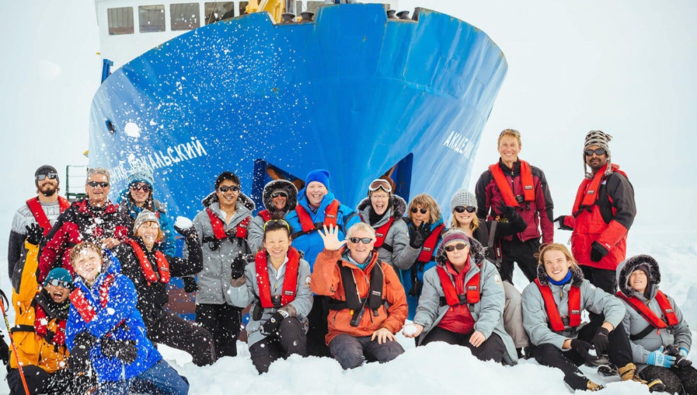 Comienzan las labores de evacuación del barco ruso atrapado en el hielo antártico