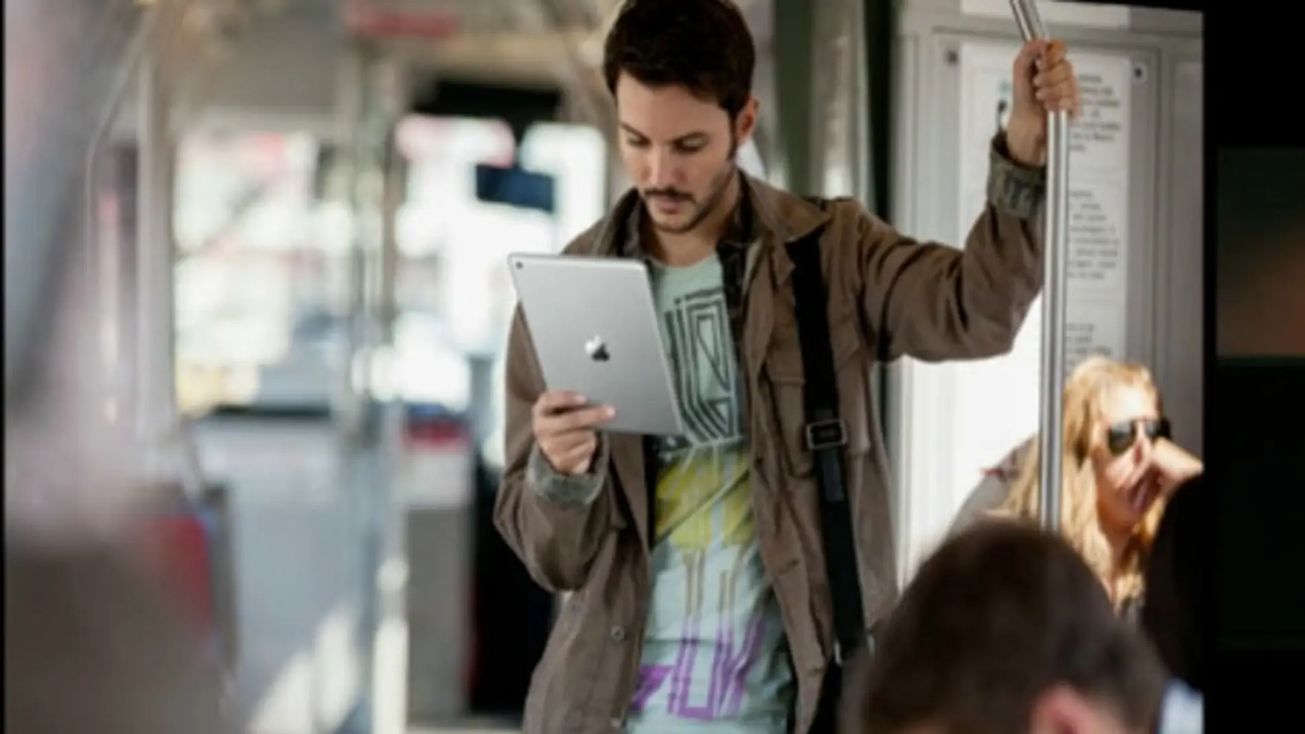 Un usuario consulta el iPad Air