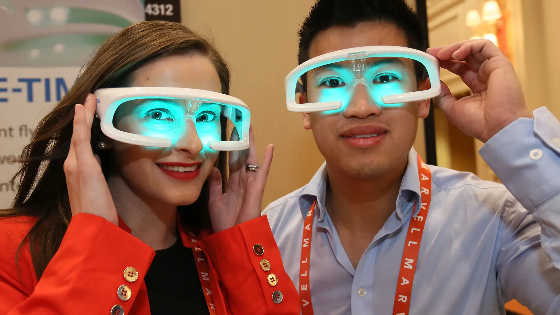 Dos asistentes al CES 2013