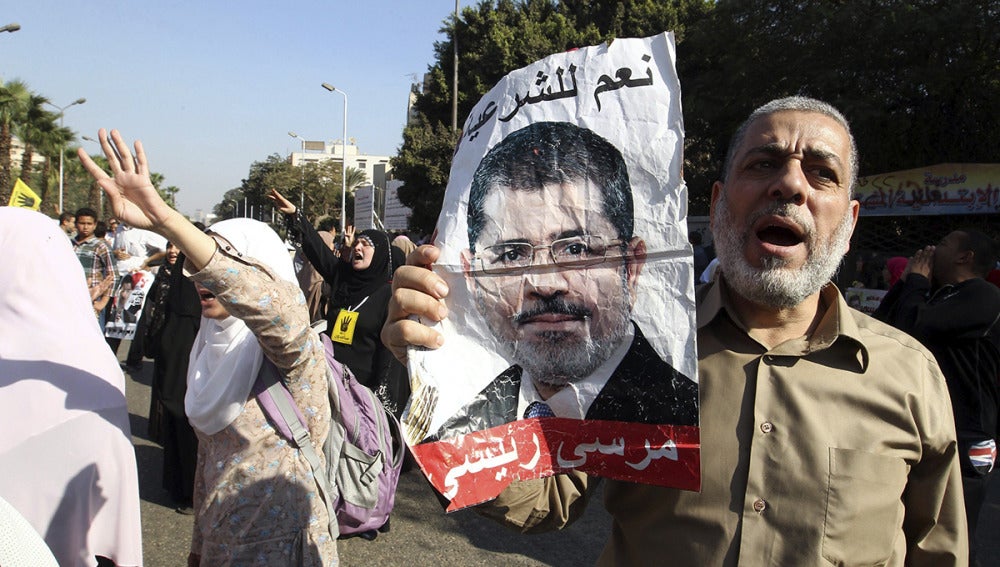 El expresidente Mursi llega a la Academia de Policía para la segunda sesión de su juicio