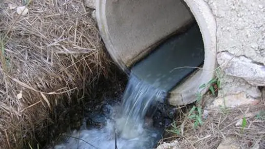 Vertido en río contaminación