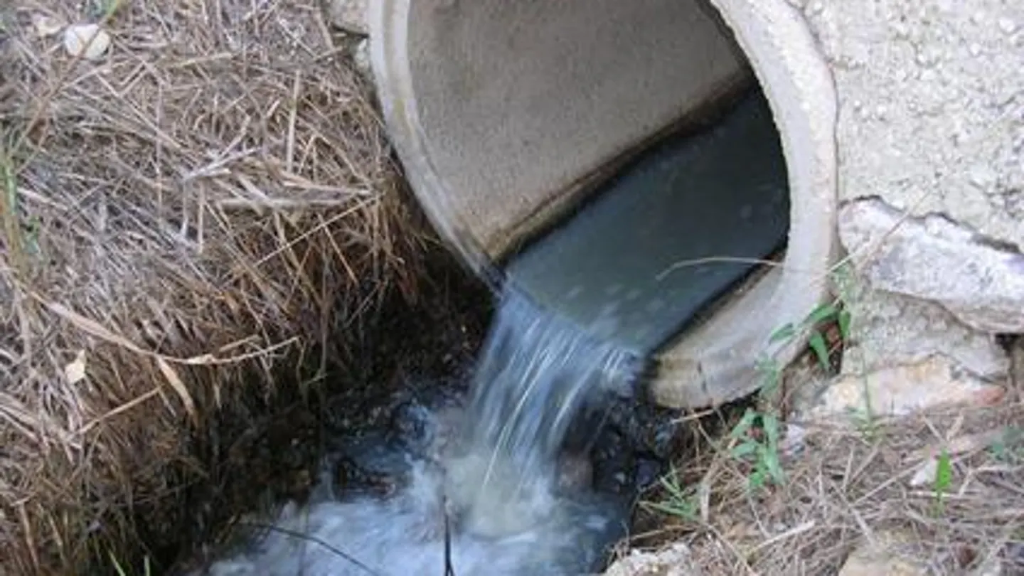 Vertido en río contaminación