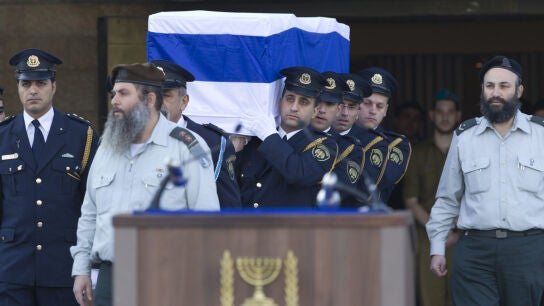 Guardias transportan el ata&uacute;d del ex primer ministro israel&iacute; Ariel Shar&oacute;n
